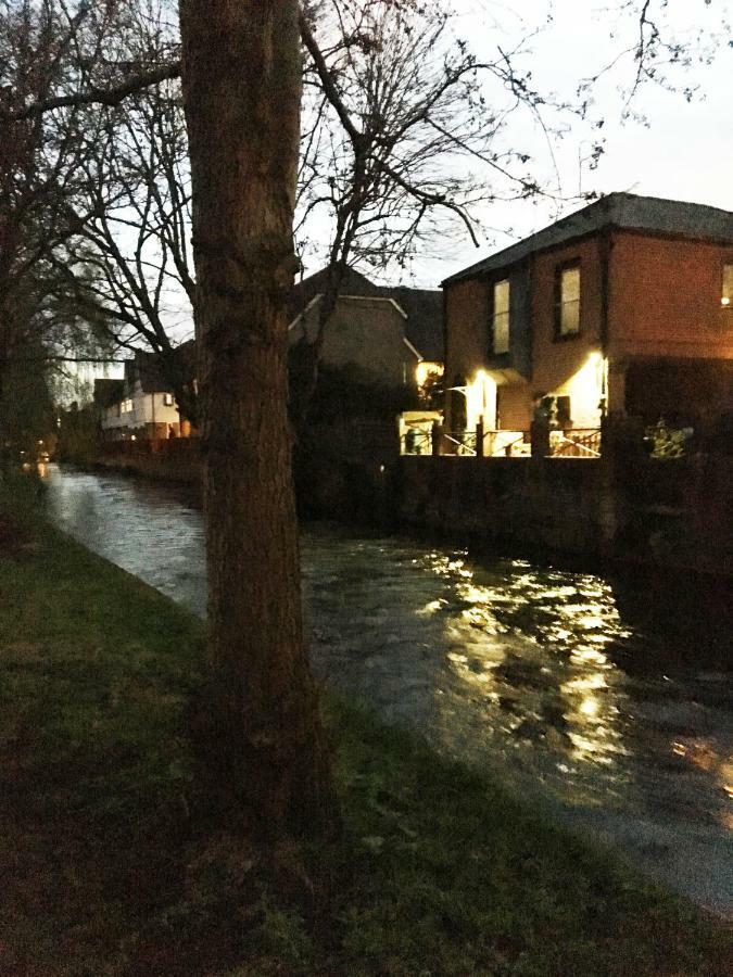 Rivergem - Riverside Coach House Winchester Buitenkant foto